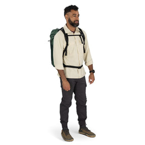 Osprey Hikelite LT 30 Zaino da 30 L ultraleggero da trekking ed escursionismo con schienale ventilato AirSpeed, tasche laterali in rete elasticizzata, spallacci ergonomici e chiusura a cappuccio con fibbie per outdoor su sfondo bianco.