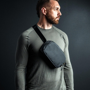 EBERLESTOCK FADE FLEX Marsupio tattico CCW. Versatile marsupio a tracolla per trasporto arma da fuoco con accesso rapido CCW e sistema interno foderato in loop per accessori. Realizzato in Nylon mini-Ripstop 210D, peso 312g e cintura regolabile fino a 55 pollici.