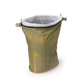 Sea to Summit Trash Dry Bag 10L sacca stagna impermeabile per la gestione dei rifiuti durante escursioni e bushcraft. Dotata di chiusura roll-top, passanti per il fissaggio esterno allo zaino e rivestimento interno per sacchetti monouso, ideale per la filosofia Leave No Trace.