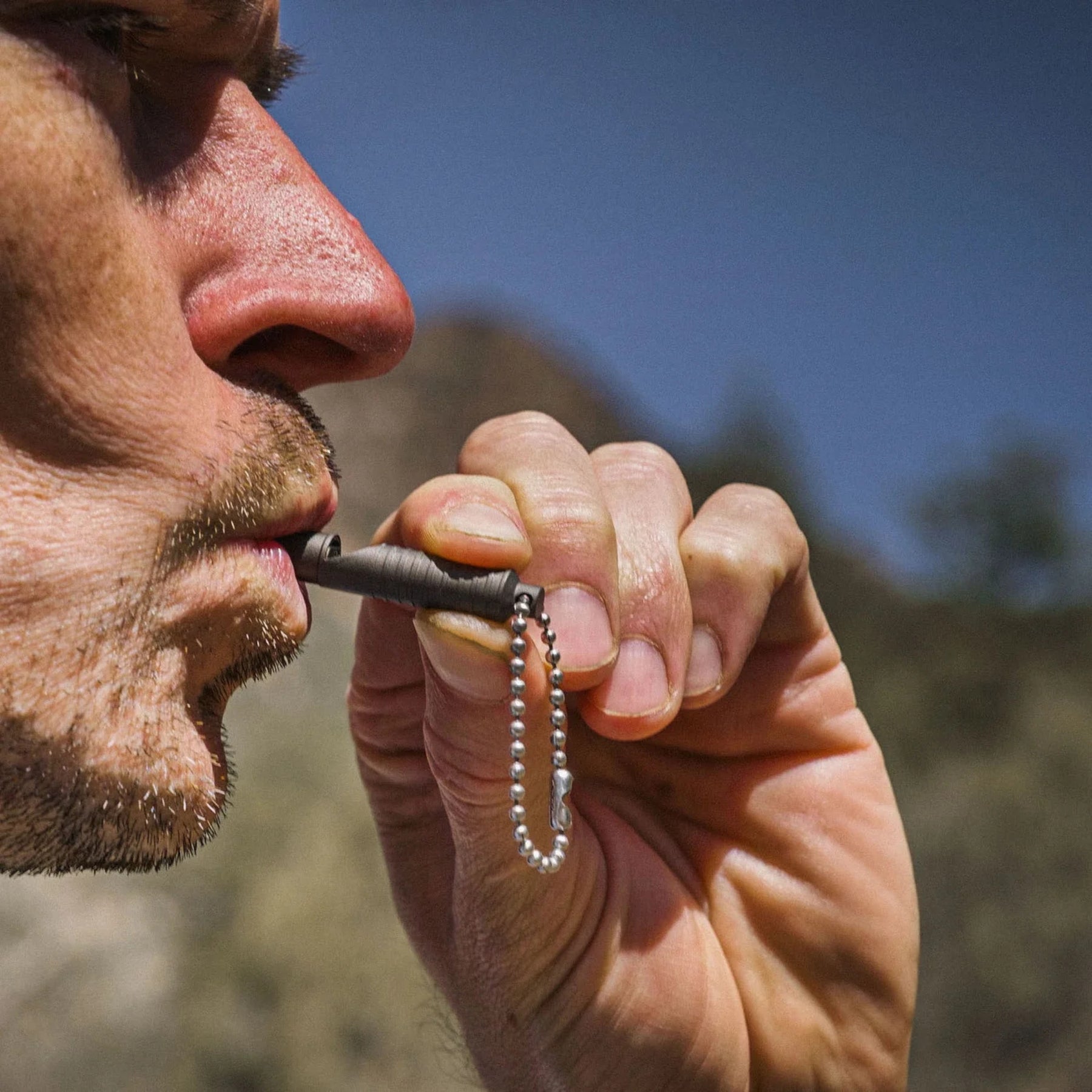 Wazoo SOS Micro Whistle fischietto di emergenza ultracompatto in alluminio con potenza oltre 115 dB e catenina a pallini per aggancio rapido, essenziale per kit di sopravvivenza ed EDC.