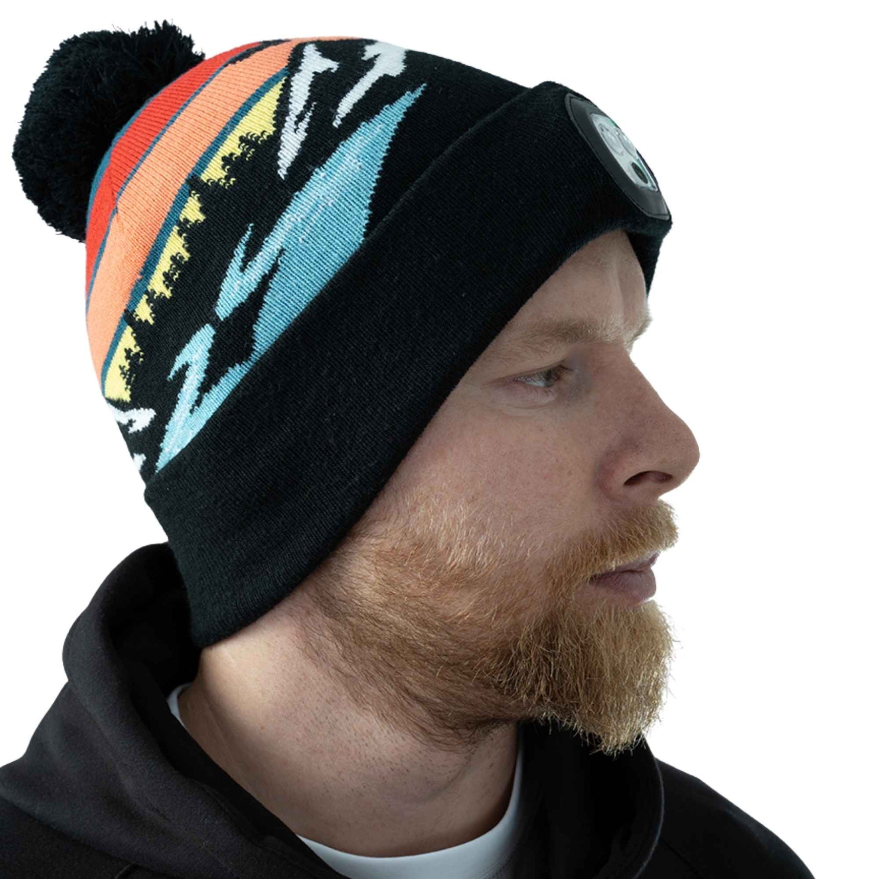 Pentagon Sanctuary Knit Beanie. Berretto invernale in morbido filato acrilico con pon pon e grafica naturale. Design a maglia traspirante con scritta su risvolto a costine per vestibilità comoda. Accessorio termico per protezione dal freddo in attività outdoor.