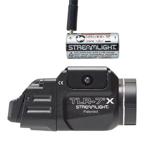 Streamlight TLR-7 X torcia tattica sottocanna compatta con attacco rapido per armi corte, pulsanti di attivazione posteriori ambidestri e ottica TIR per un fascio luminoso concentrato e ampia illuminazione periferica.