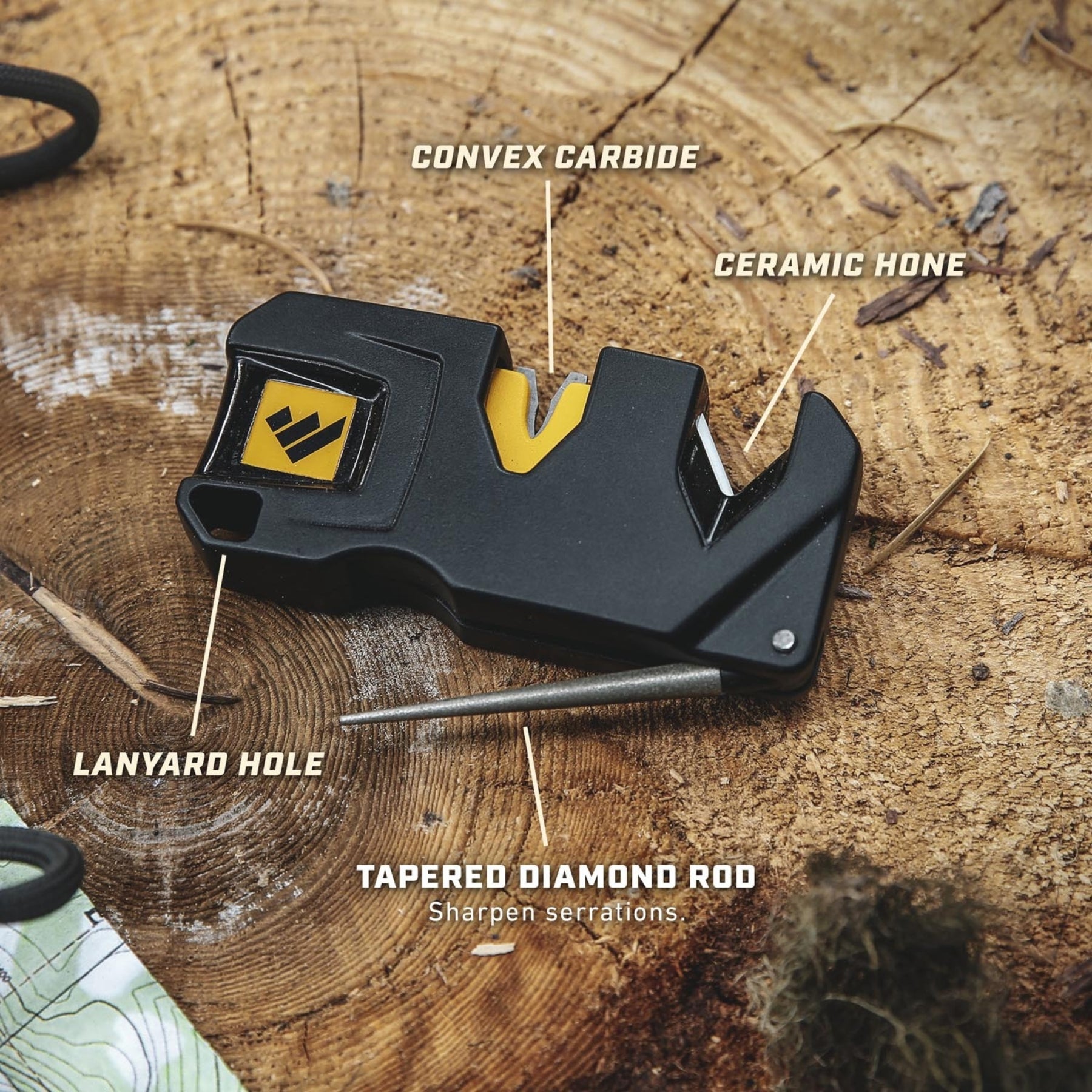 Work Sharp Pivot Plus Knife Sharpener affilatore portatile compatto con carburo affilante, inserti in ceramica e asta diamantata per ripristinare il filo di coltelli e lame outdoor e bushcraft su sfondo bianco.