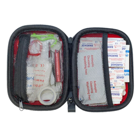 Pharmavoyage First Aid Kit Travel Pouch medica compatta e completa per il primo soccorso progettata per viaggiatori ed escursionisti dotata di custodia rigida con moschettone contenente bende cerotti forbici e antisettici ideale per campeggio auto e attività outdoor