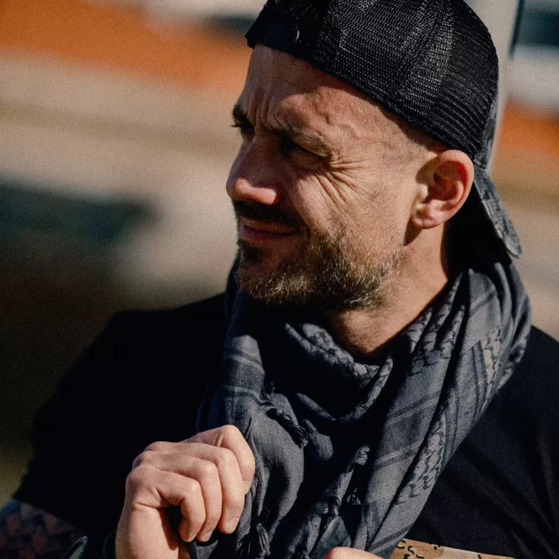 Helikon-Tex Shemagh Scarf - Sciarpa tattica traspirante con motivo tradizionale e nappe, ideale per protezione da vento, sole e polvere in attività outdoor, survival e tattiche. Scopri l'attrezzatura su Backpacco.
