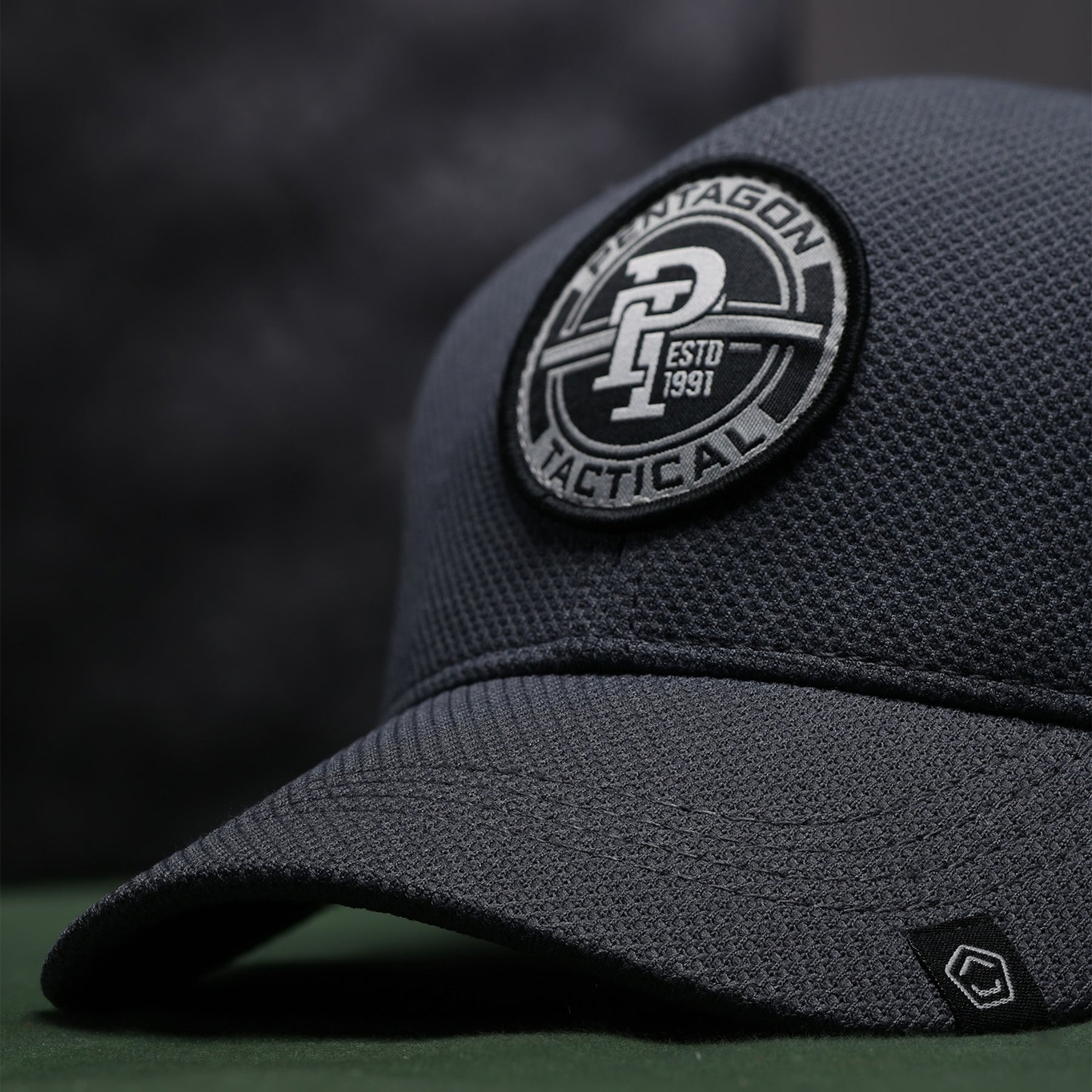 Pentagon Cluster Mesh BB Cap cappello tattico da baseball traspirante in tessuto traforato con patch circolare frontale Pentagon Tactical ed etichetta logo su visiera curva preformata