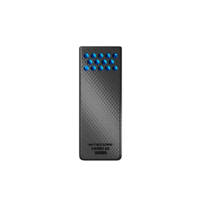 Nitecore Carbo 20 power bank ultraleggero in fibra di carbonio da 20000mAh. Scocca resistente con trama a nido d'ape e indicatori luminosi di carica, ideale come riserva di energia per dispositivi durante trekking ed escursioni outdoor.