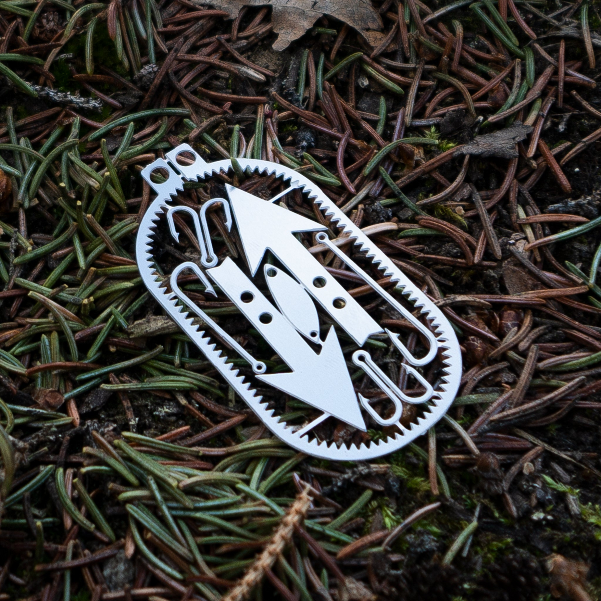 Dog Tag READYMAN Survival Card con kit da pesca integrato, ami, seghetto e strumenti da sopravvivenza, compatta e portatile su Backpacco.it