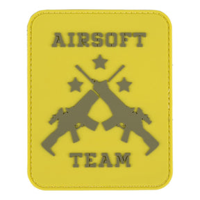 101 INC Airsoft Team Patch tattica disponibile in versione PVC  con retro in velcro o ricamata termoadesiva  caratterizzata da design con due fucili incrociati tre stelle e scritte Airsoft Team in rilievo ideale per softair e personalizzazione di zaini o abbigliamento.