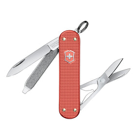 Victorinox Classic SD Alox Limited Edition 2025 coltellino multiuso tascabile con guance in alluminio zigrinato. Il multiuso mostra gli strumenti aperti tra cui la lama piccola, le forbici, la lima per unghie con cacciavite e l'anello portachiavi su uno sfondo bianco.