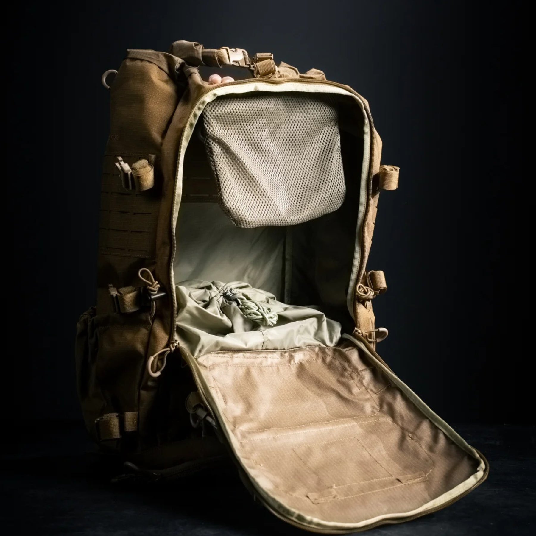 Eberlestock Mission Ruck zaino tattico militare da 79.22 litri con sistema MOLLE e tasche modulari frontali e laterali, FUNZIONA ESCLUSIVAMENTE CON IL TELAIO MISSION EMOD. Caratterizzato da cinghie di compressione e pannello in velcro per patch, ideale per escursioni tecniche, trekking intensivo e utilizzi operativi professionali.