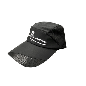 Extrema Ratio Running Cap: Cappello tecnico ultra-leggero progettato per attività dinamiche e sport. Realizzato in tessuto traspirante con ampi pannelli laterali in rete mesh per una ventilazione ottimale. Presenta il logo Extrema Ratio ricamato sulla parte frontale e chiusura posteriore regolabile.