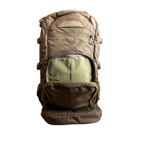 Eberlestock Spectre: Zaino tecnico per fucile da 50.8 litri progettato per massimizzare la leggerezza senza compromettere la resistenza. Realizzato con materiali d'avanguardia, presenta un sistema di sospensione regolabile, accesso multiplo al vano principale e pannelli esterni MOLLE laser-cut per l'espansione del carico. Ideale per missioni a lungo raggio e spedizioni outdoor che richiedono versatilità e organizzazione superiore.