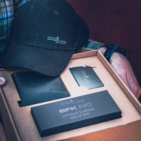 Set Extrema Ratio The Carry Box in edizione limitata, confezione regalo che include un coltello chiudibile BFK EVO, un cappellino nero da baseball, un portafoglio in pelle nero e una piastrina multifunzione in metallo (card tool)