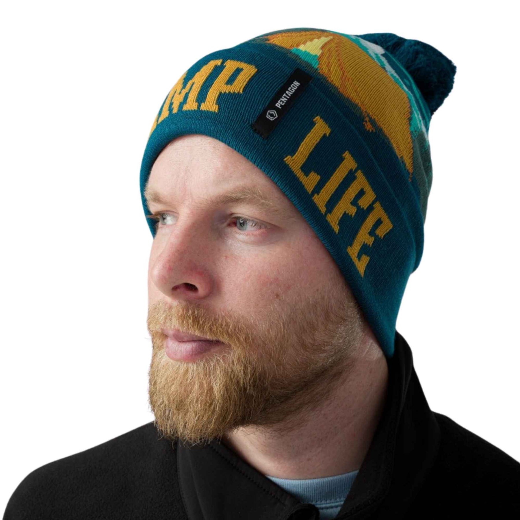 Pentagon Sanctuary Knit Beanie. Berretto invernale in morbido filato acrilico con pon pon e grafica naturale. Design a maglia traspirante con scritta su risvolto a costine per vestibilità comoda. Accessorio termico per protezione dal freddo in attività outdoor.