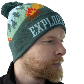 Pentagon Sanctuary Knit Beanie. Berretto invernale in morbido filato acrilico con pon pon e grafica naturale. Design a maglia traspirante con scritta su risvolto a costine per vestibilità comoda. Accessorio termico per protezione dal freddo in attività outdoor.