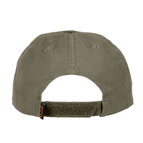 5.11 Tactical Flag Bearer Cap: Cappello stile baseball con costruzione soft-crown a 6 pannelli. Dotato di pannello frontale in velcro per patch, occhielli ricamati per ventilazione e fascia antisudore in jersey traspirante con inserto in schiuma. Taglia unica regolabile per massimo comfort.