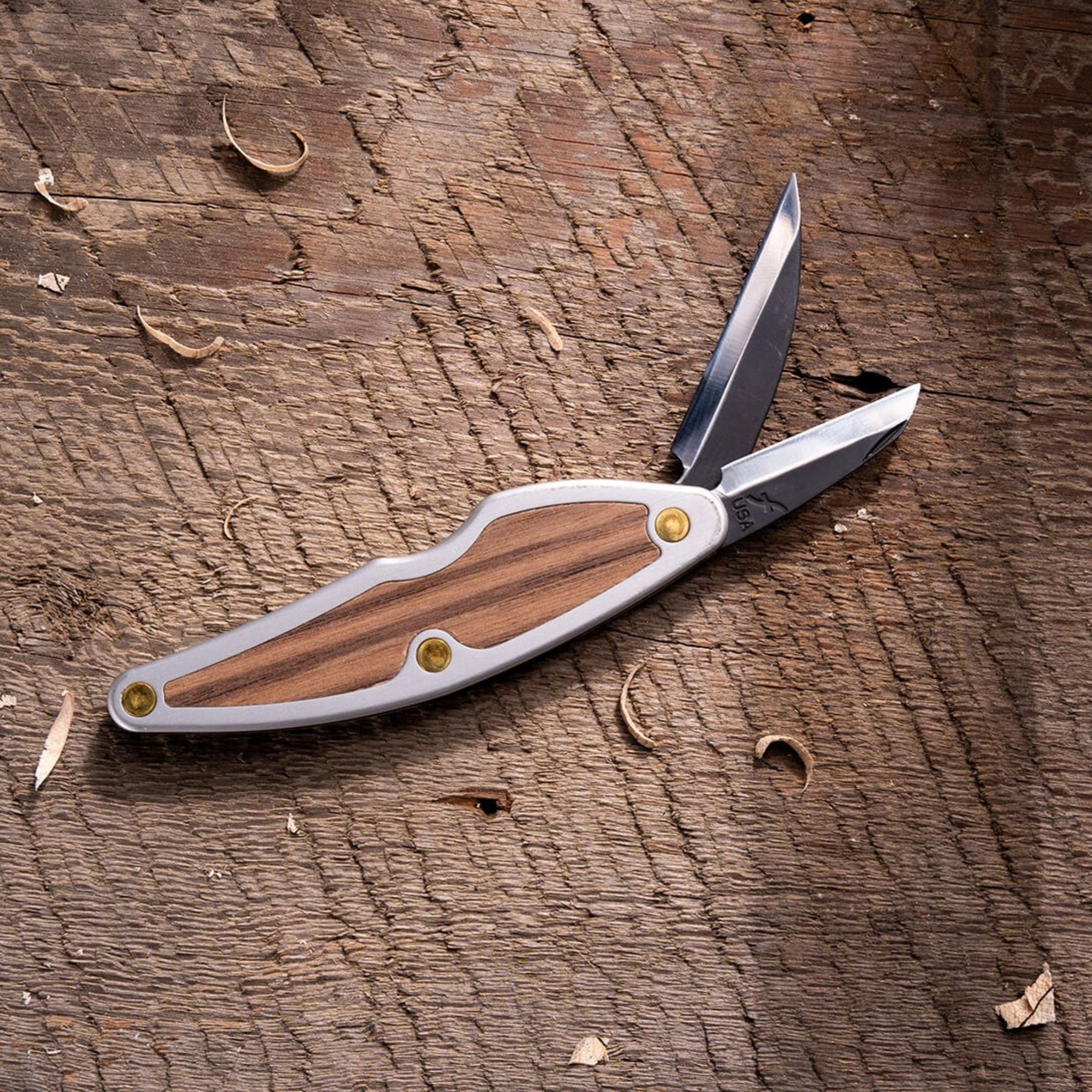 Flexcut JKN88 Whittlin Jack coltello chiudibile tascabile per intaglio del legno con due lame affilate dedicate a sbozzo e dettaglio e impugnatura ergonomica sagomata. Strumento ideale per intagliatori, falegnameria e appassionati di bushcraft.