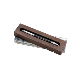 LionSteel Nyala Carbon Fiber Grey Shine penna tattica con corpo in titanio 6Al4V, inserti in fibra di carbonio, meccanismo Twist e refill Fisher Space Pen. Inclusa base in legno. 