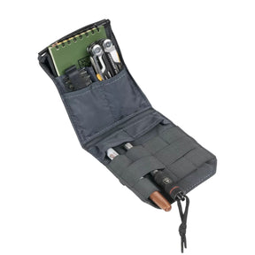 Helikon-Tex Urban Admin Pouch. Tasca organizer tattica in Cordura con pannello velcro frontale e tasca esterna espandibile. Interno a portafoglio con elastici e scomparti per fissaggio torce, multitool e blocchi appunti. Soluzione EDC modulare per organizzazione attrezzatura urbana.