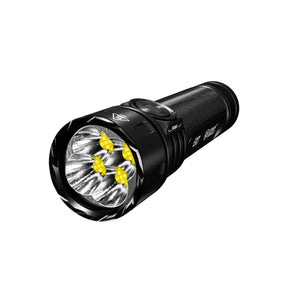 Nitecore EX7 Torcia Tattica Ricaricabile 6000 Lumen. Corpo compatto in alluminio con 4 LED M515S e tecnologia Lumin Shield per fascio variabile Spot/Flood/Mix. Switch laterale, base magnetica e ricarica USB-C. Ideale per ricerca, soccorso e uso professionale.