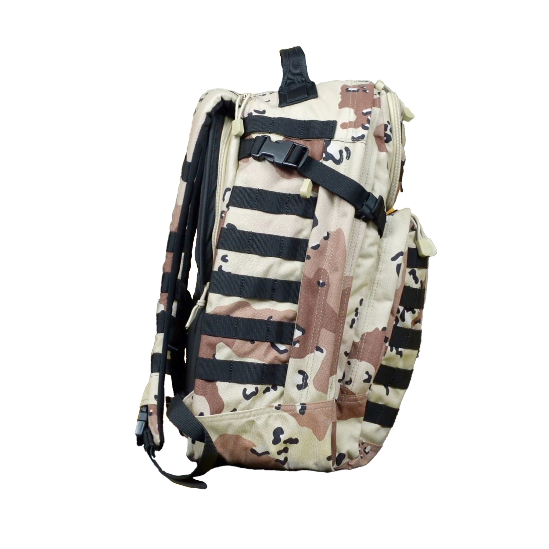5.11 Tactical Rush24 2.0: Zaino tattico da 37 litri evoluzione del celebre modello originale. Realizzato in nylon 1050D resistente all'acqua, presenta un ampio scomparto principale con tasca imbottita per laptop fino a 15 pollici, scomparto CCW occultato e tasca per occhiali foderata in pile. Dotato di sistema MOLLE avvolgente, cinghie di compressione e spallacci ergonomici per il massimo comfort operativo.