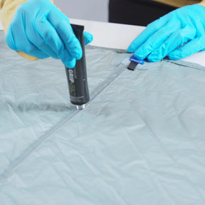 Gear Aid Seam Grip + SIL Silicone Sealant Sigillante per tende in silicone impermeabilizzante per cuciture e tessuti siliconati da 28 g o 42 in tubetto verticale per manutenzione attrezzatura outdoor su sfondo bianco.