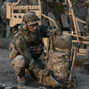 Eberlestock Mission Lid tasca superiore di espansione per sistema EMOD installata sulla parte alta di uno zaino compatibile. Il modulo mostra passanti MOLLE frontali, un inserto in velcro per patch e fibbie a sgancio rapido per l'integrazione e la regolazione del carico.