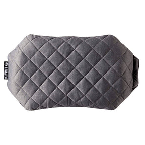 Klymit Luxe Pillow cuscino da trekking gonfiabile con fodera trapuntata a rombi morbida e rimovibile per il massimo comfort in campeggio. Ideale per escursionismo, viaggi e outdoor, dotato di etichetta con logo cucita sul lato, fotografato isolato su sfondo bianco.