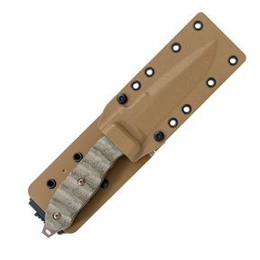 Fox Knives Audax FX-615 coltello tattico a lama fissa. Lama in acciaio Becut con finitura PVD Bronze e manico ergonomico in Micarta canvas verde. Dotato di fodero in Kydex con sistema di fissaggio versatile. Design robusto ideale per uso militare e outdoor.