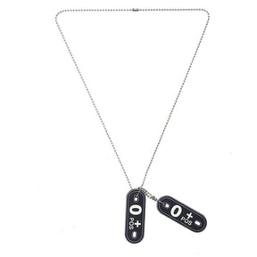 101 INC Dog Tag Bloodgroup. Coppia di piastrine patch in PVC 3D con retro in velcro e catenella inclusa. Indicazione del gruppo sanguigno con lettere fluorescenti e fori laterali. Accessorio tattico di identificazione per equipaggiamento militare e primo soccorso.