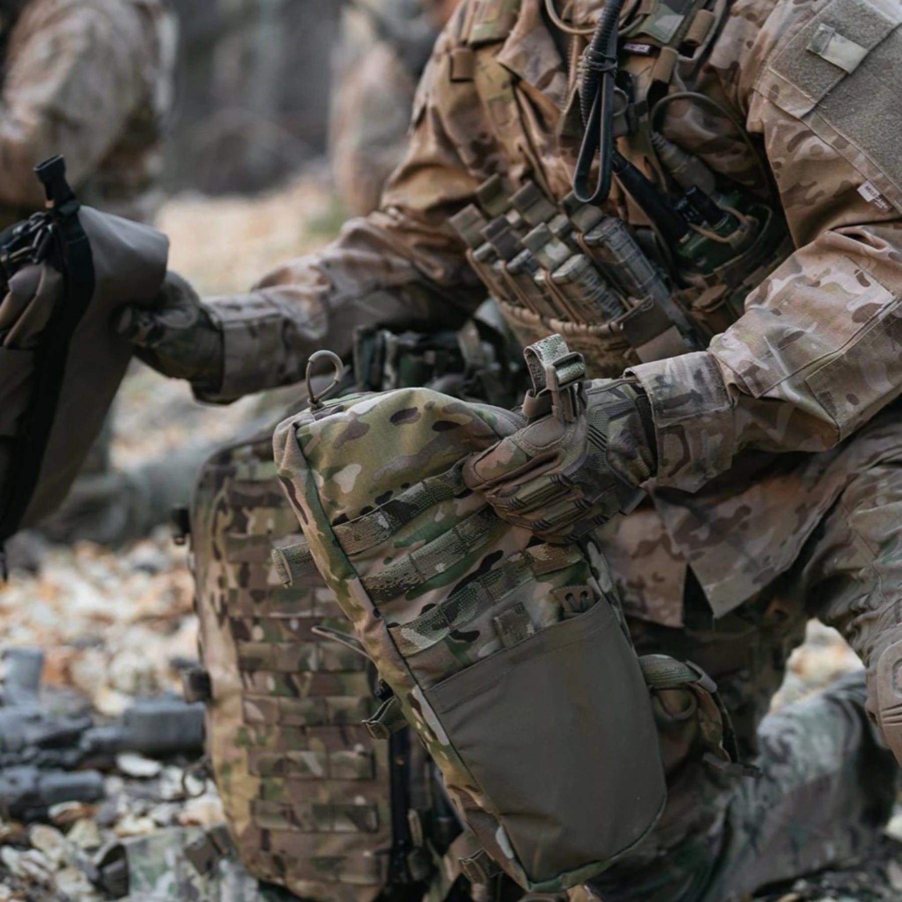 Eberlestock Mission Wings moduli laterali di espansione per sistema EMOD accoppiati a uno zaino principale. I due borsoni verticali con cerniere e passanti MOLLE sono evidenziati per mostrare l'incremento di volume e l'organizzazione tattica del carico aggiuntivo.