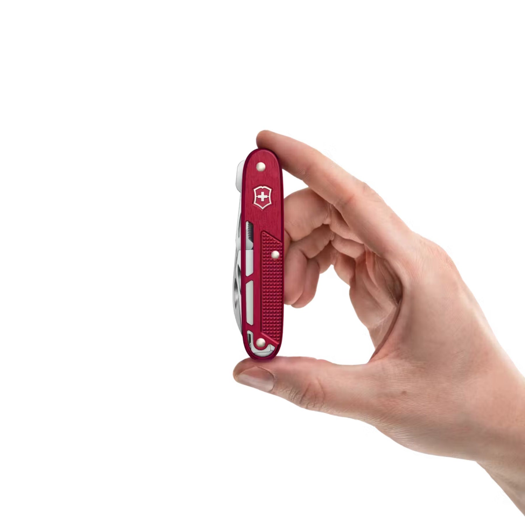 Victorinox Synergy X Alox. Multiuso con guancette in alluminio zigrinato e manico caratterizzato da fresature decorative. Dotato di lama principale, forbici di precisione, apriscatole e lima multifunzione. Design esclusivo che unisce eleganza e funzionalità per il porto quotidiano.