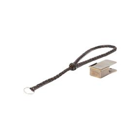 ACME Clicker No. 470 in Ottone lucido e molla in acciaio, con forte suono conciso per l'addestramento di cani. Include il Cinturino da polso in pelle 107.5; riproduzione dell'originale utilizzato il D-Day (4,9 x 2,4 x 1,5 cm).