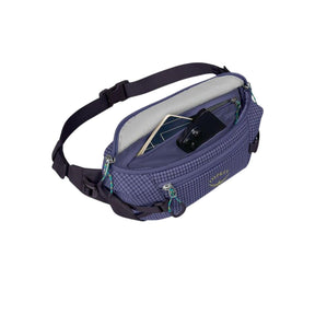 Osprey Transporter Waist Pack marsupio da 3 litri realizzato in tessuto tecnico con trama a griglia e logo frontale, dotato di tasca esterna con zip, cinghie di compressione laterali e cintura regolabile con fibbia a scatto per escursionismo e tempo libero.