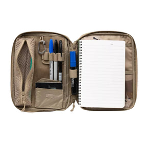 Helikon-Tex A5 Notebook Cover pouch EDC in Cordura con ampio pannello frontale in velcro e logo del brand, chiusura a cerniera superiore e tiretti in paracord. Organizer tattico portadocumenti e per accessori.