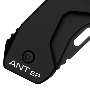Extrema Ratio ANT SP: Coltello chiudibile EDC ultra-compatto e leggero. Lama in acciaio Bohler N690 e impugnatura in alluminio anticorodal anodizzato. Dotato di asola per cordino. Design minimalista ideale per porto quotidiano e utility.