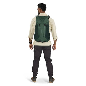 Osprey Hikelite LT 30 Zaino da 30 L ultraleggero da trekking ed escursionismo con schienale ventilato AirSpeed, tasche laterali in rete elasticizzata, spallacci ergonomici e chiusura a cappuccio con fibbie per outdoor su sfondo bianco.