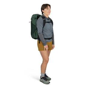 Osprey Hikelite LT 30 Zaino da 30 L ultraleggero da trekking ed escursionismo con schienale ventilato AirSpeed, tasche laterali in rete elasticizzata, spallacci ergonomici e chiusura a cappuccio con fibbie per outdoor su sfondo bianco.