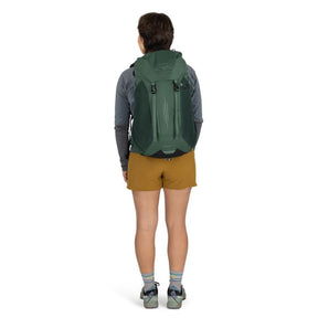 Osprey Hikelite LT 30 Zaino da 30 L ultraleggero da trekking ed escursionismo con schienale ventilato AirSpeed, tasche laterali in rete elasticizzata, spallacci ergonomici e chiusura a cappuccio con fibbie per outdoor su sfondo bianco.