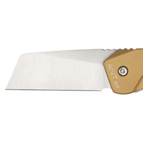 Extrema Ratio ANT Urban SF: Coltello chiudibile EDC compatto con lama sheepfoot in acciaio Bohler N690. Versione Urban caratterizzata da impugnatura in alluminio anticorodal anodizzato. Sistema di chiusura Frame Lock e struttura ultra-leggera per porto quotidiano.