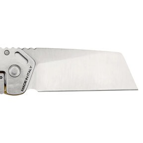 Extrema Ratio ANT Urban SF: Coltello chiudibile EDC compatto con lama sheepfoot in acciaio Bohler N690. Versione Urban caratterizzata da impugnatura in alluminio anticorodal anodizzato. Sistema di chiusura Frame Lock e struttura ultra-leggera per porto quotidiano.