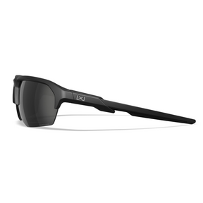 Occhiali da sole polarizzati Wiley X WX JAKL CHJKL05 con lenti CAPTIVATE Black Mirror, montatura Nero Opaco in nylon Triloid™, protezione UV 100%, design avvolgente per sport e attività outdoor, SU BACKPACCO.IT