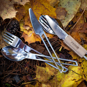 PRIMUS Campfire Cutlery Set Set di posate 3 pezzi in acciaio inox (coltello, forchetta e cucchiaio) per campeggio ed escursionismo. Design forato leggero con logo Primus inciso e custodia in pelle per il trasporto facile.