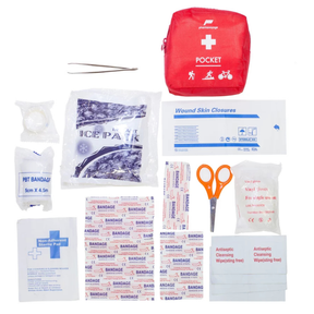 Pharmavoyage First Aid Kit Pocket astuccio di pronto soccorso compatto. Kit medico leggero con chiusura zip contenente l'essenziale per trattare piccole ferite. Design portatile salvaspazio ideale per escursionismo, trail running, ciclismo e attività all'aria aperta.