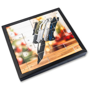Boker Plus Advent Calendar DTK calendario dell'avvento con 24 caselle e kit di montaggio completo per coltello chiudibile tascabile con blocco lama backlock, apertura thumb hole, guancette intercambiabili e viteria per regalo di Natale, collezionismo ed EDC