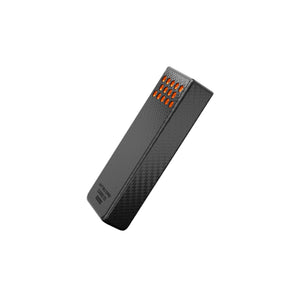 Nitecore Carbo 20 power bank ultraleggero in fibra di carbonio da 20000mAh. Scocca resistente con trama a nido d'ape e indicatori luminosi di carica, ideale come riserva di energia per dispositivi durante trekking ed escursioni outdoor.