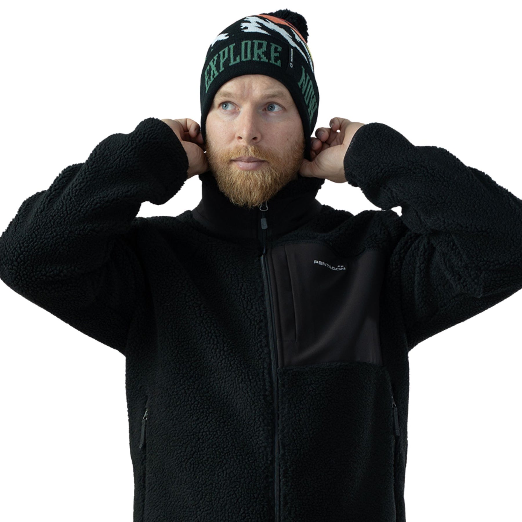 Pentagon Sanctuary Knit Beanie. Berretto invernale in morbido filato acrilico con pon pon e grafica naturale. Design a maglia traspirante con scritta su risvolto a costine per vestibilità comoda. Accessorio termico per protezione dal freddo in attività outdoor.