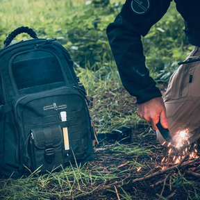 Extrema Ratio Sentinel Backpack: Zaino tattico da 35 litri. Dotato di sistema MOLLE laser-cut, scomparto principale ad apertura completa, tasche dedicate per laptop e sacca idrica. Include schienale traspirante termoforato e maniglia in paracord intrecciato per massima resistenza.