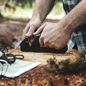 Work Sharp Pivot Pro Knife Sharpener affilatore portatile multiuso con tecnologia Pivot Response, fessure in carburo convesso a 25 gradi, aste in ceramica fine e piastra diamantata per coltelli, forbici e attrezzi da outdoor.